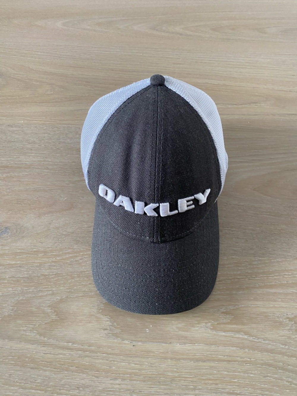 Mens Vintage Oakley Black/Dark Grey and White Mesh Trucker Cap